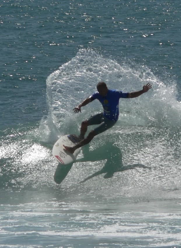Example photograph of Kelly Slater surfing, shot 3